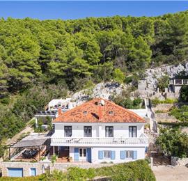 6 Bedroom villa with infinity pool set in a stunning bay near Hvar town on Hvar Island sleeps 10-12